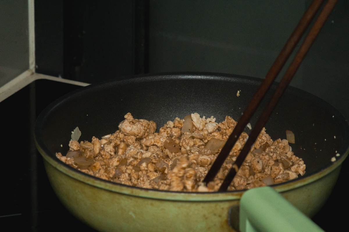 adding the sauce to make tofu bulgogi