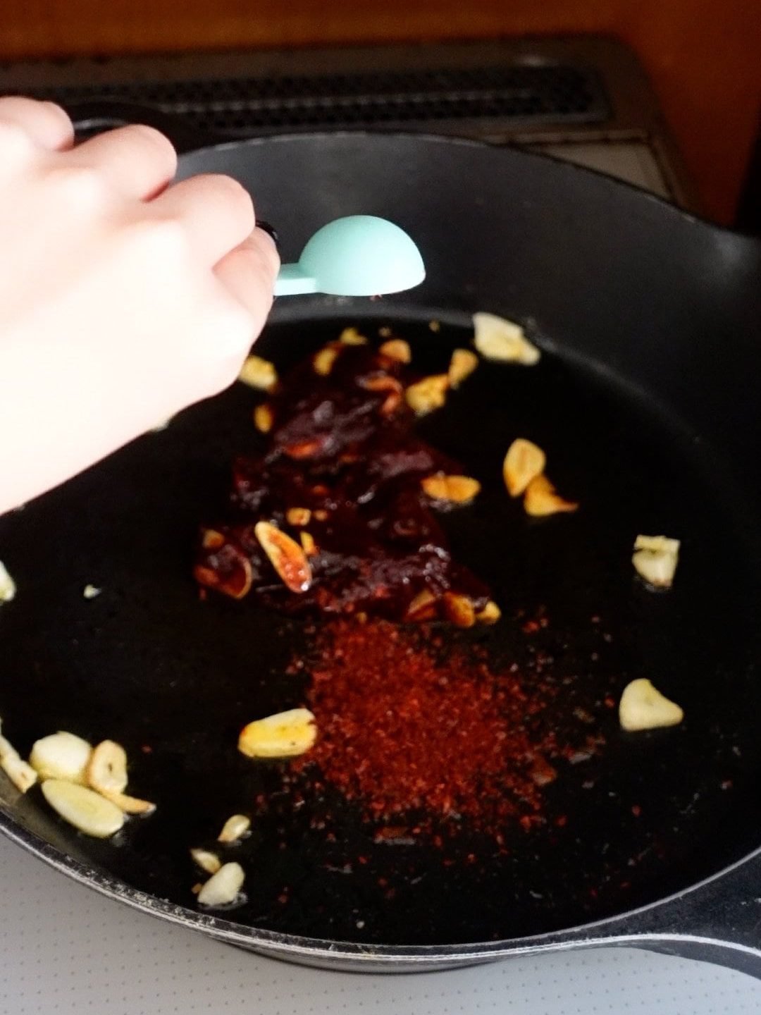 Stir fry garlic, gochujang and gochugaru