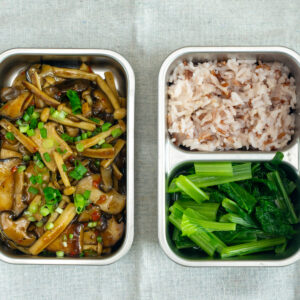 lunch box idea: black pepper mushroom serve with rice and leafy greens
