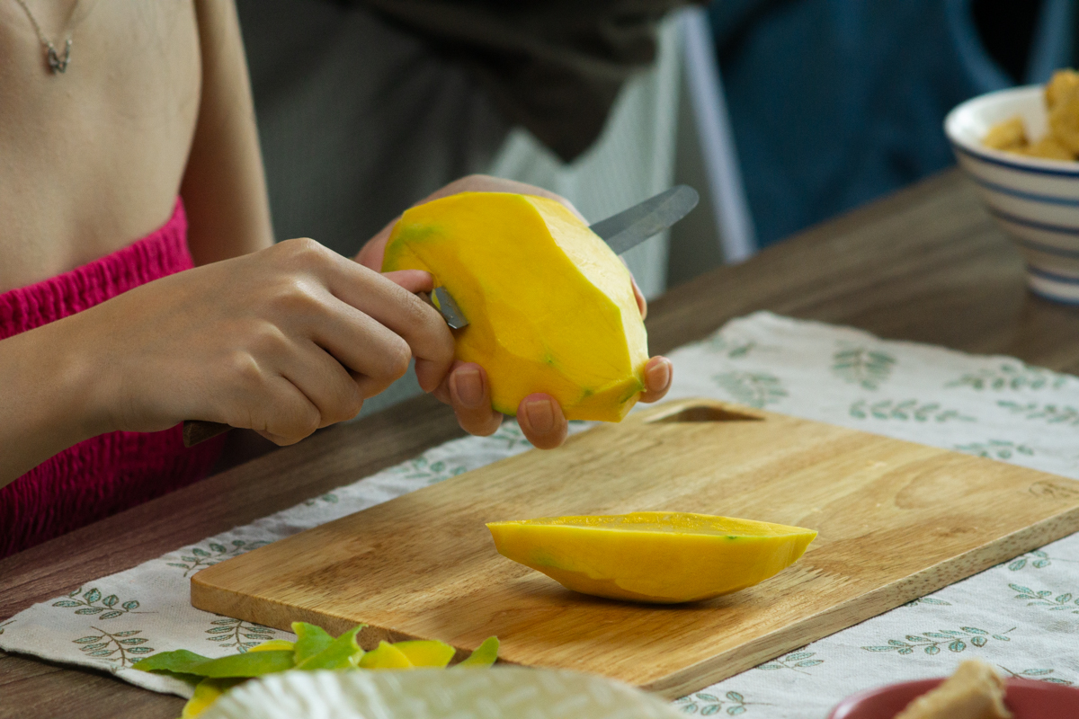 peeling the mango