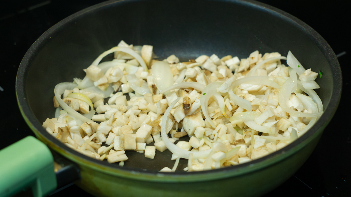 adding mushroom and cook evenly