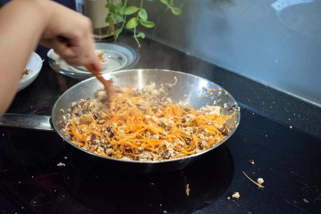 prepare the filling for banh cuon chay