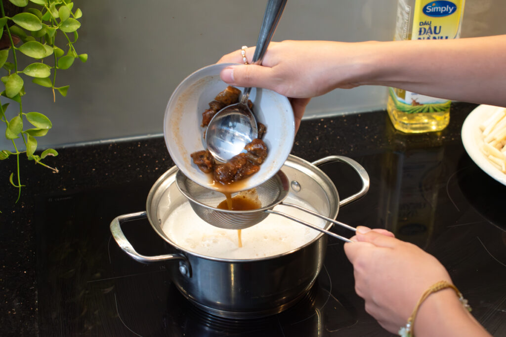 making vegan riêu for bún riêu chay
