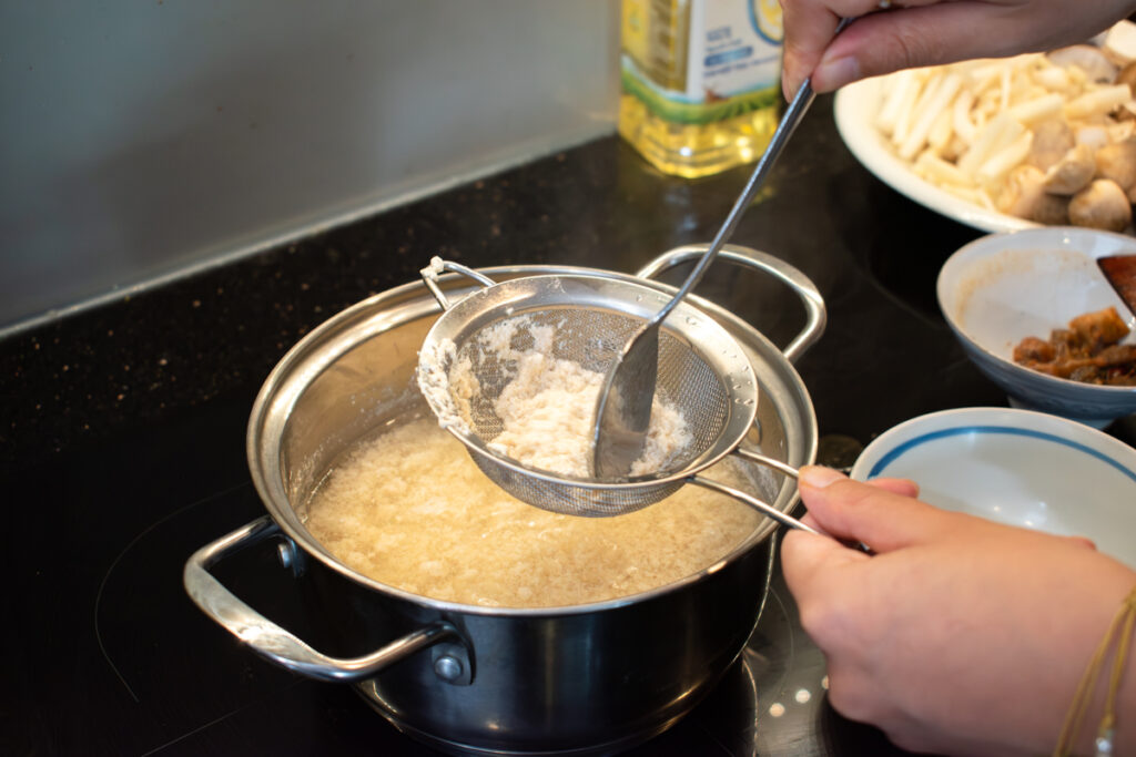 making vegan riêu for bún riêu chay