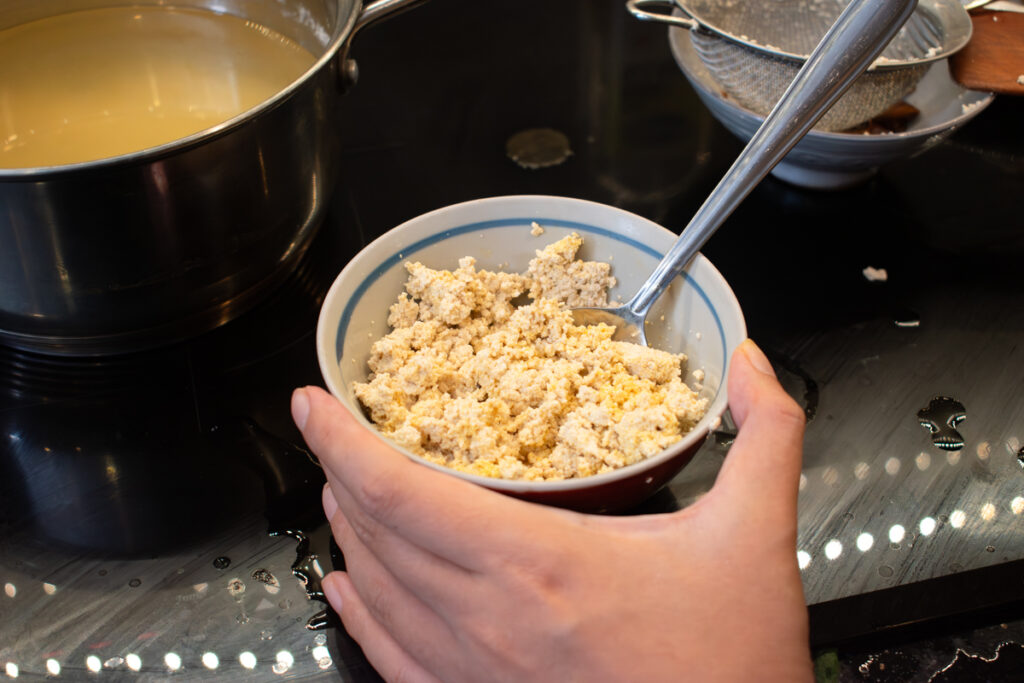 making vegan riêu for bún riêu chay