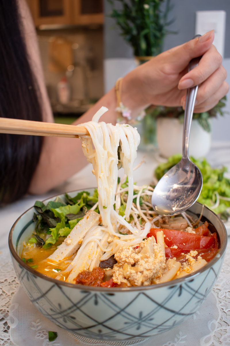 eating bún riêu chay