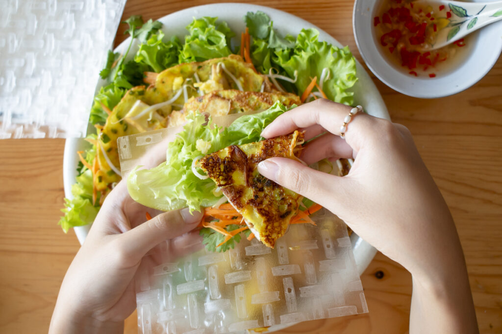 how to serve vegan bánh xèo